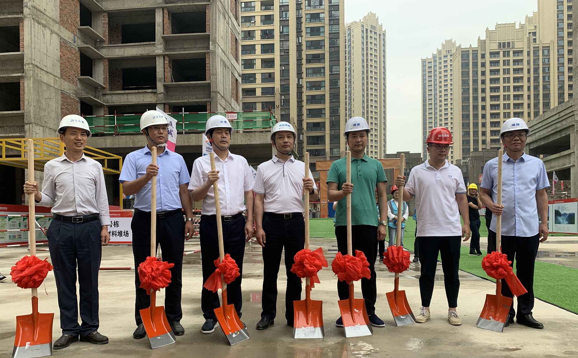 圖片從右至左 第三位 洞庭建投公司總經(jīng)理陳慎輝 第四位 建筑分公司書(shū)記兼經(jīng)理 楊永強(qiáng) 第六位 項(xiàng)目經(jīng)理杜瑋_副本.jpg