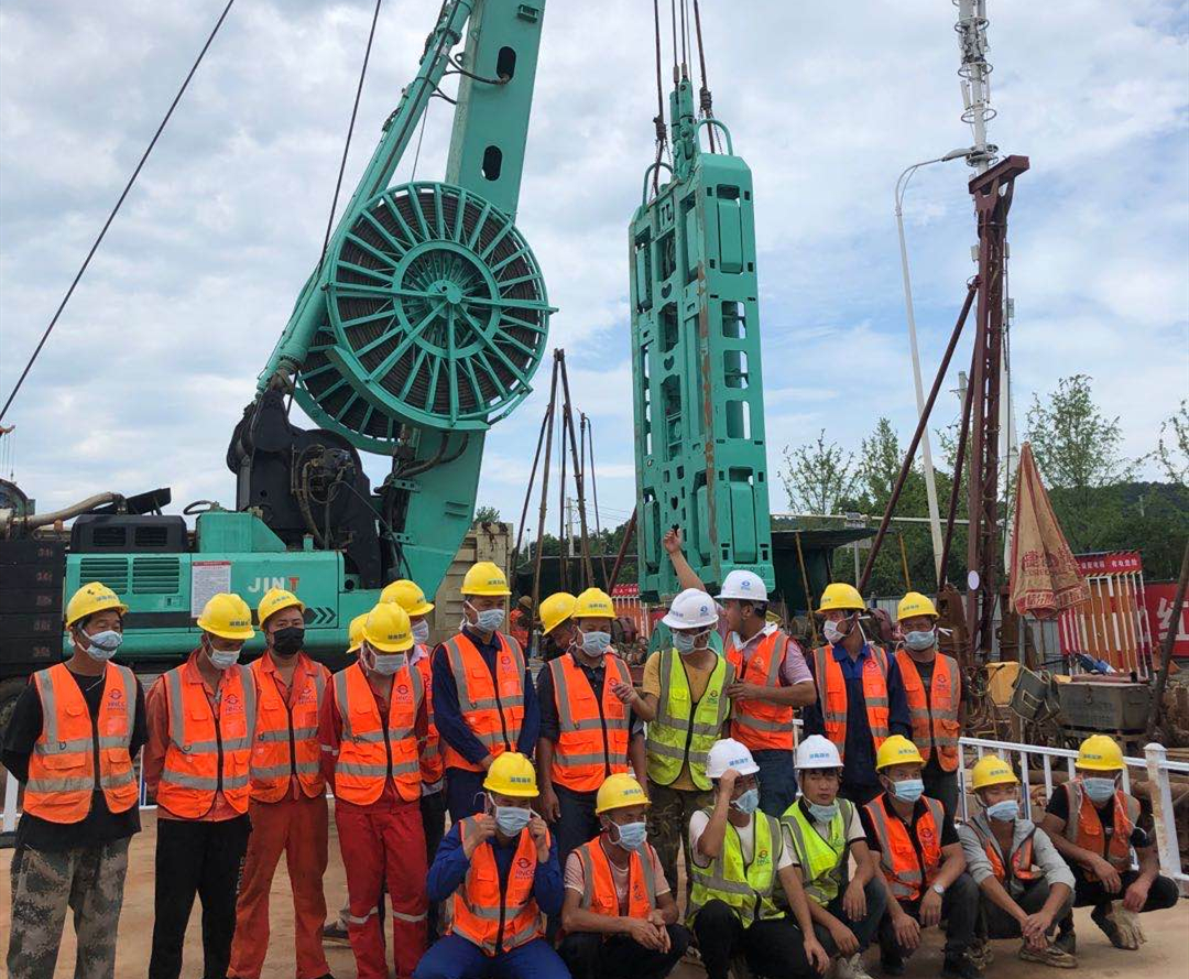 20200710114537.jpg 長株潭西環(huán)線清風(fēng)站首幅地連墻試槽_副本.jpg