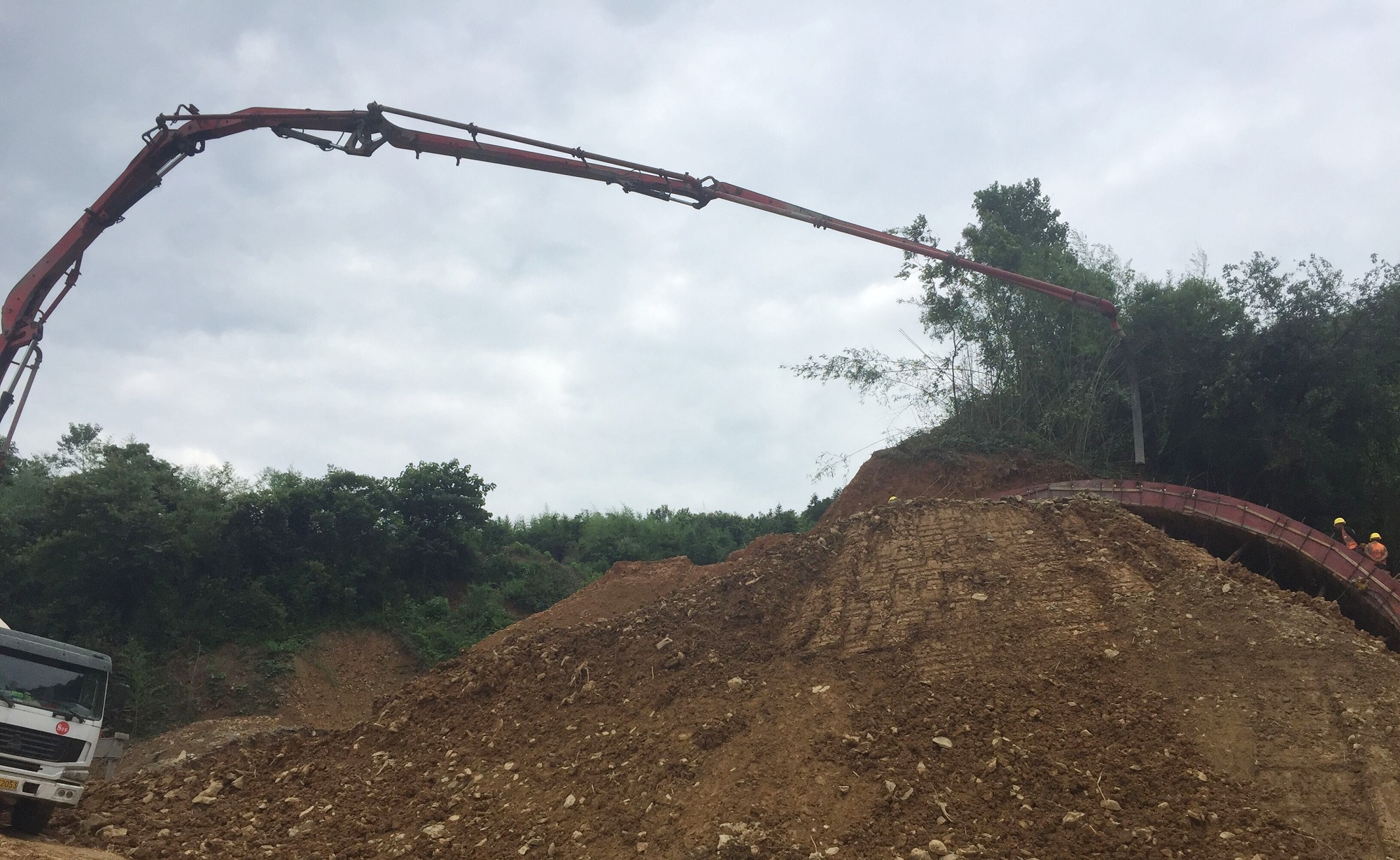 20200710571892.jpg 芷銅5標(biāo)一處順利完成拖沖隧道右洞套拱混凝土澆筑_副本.jpg