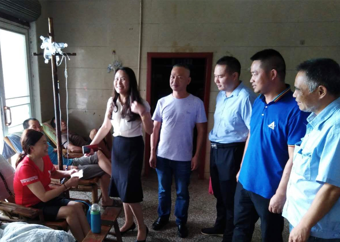 20200711 白新一標(biāo)走訪慰問當(dāng)?shù)乩щy黨員 圖_副本.jpg