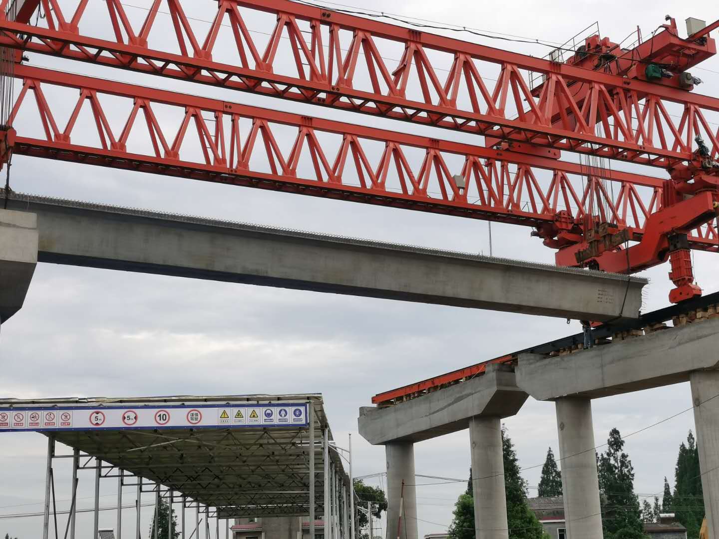 伍益14標(biāo)大里程方向首片梁板成功架設(shè)照片 (2).jpg