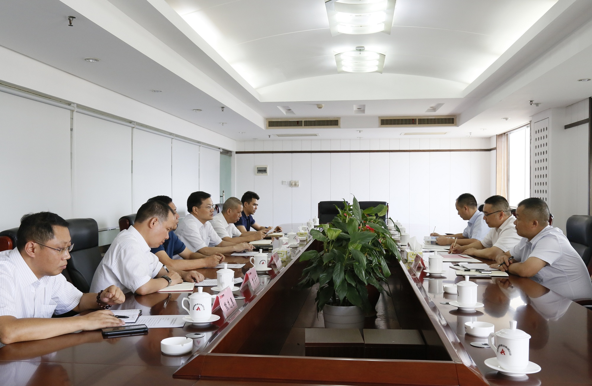 20200803140877.jpg 楊宏偉會見中鐵五局機械化公司__副本.jpg