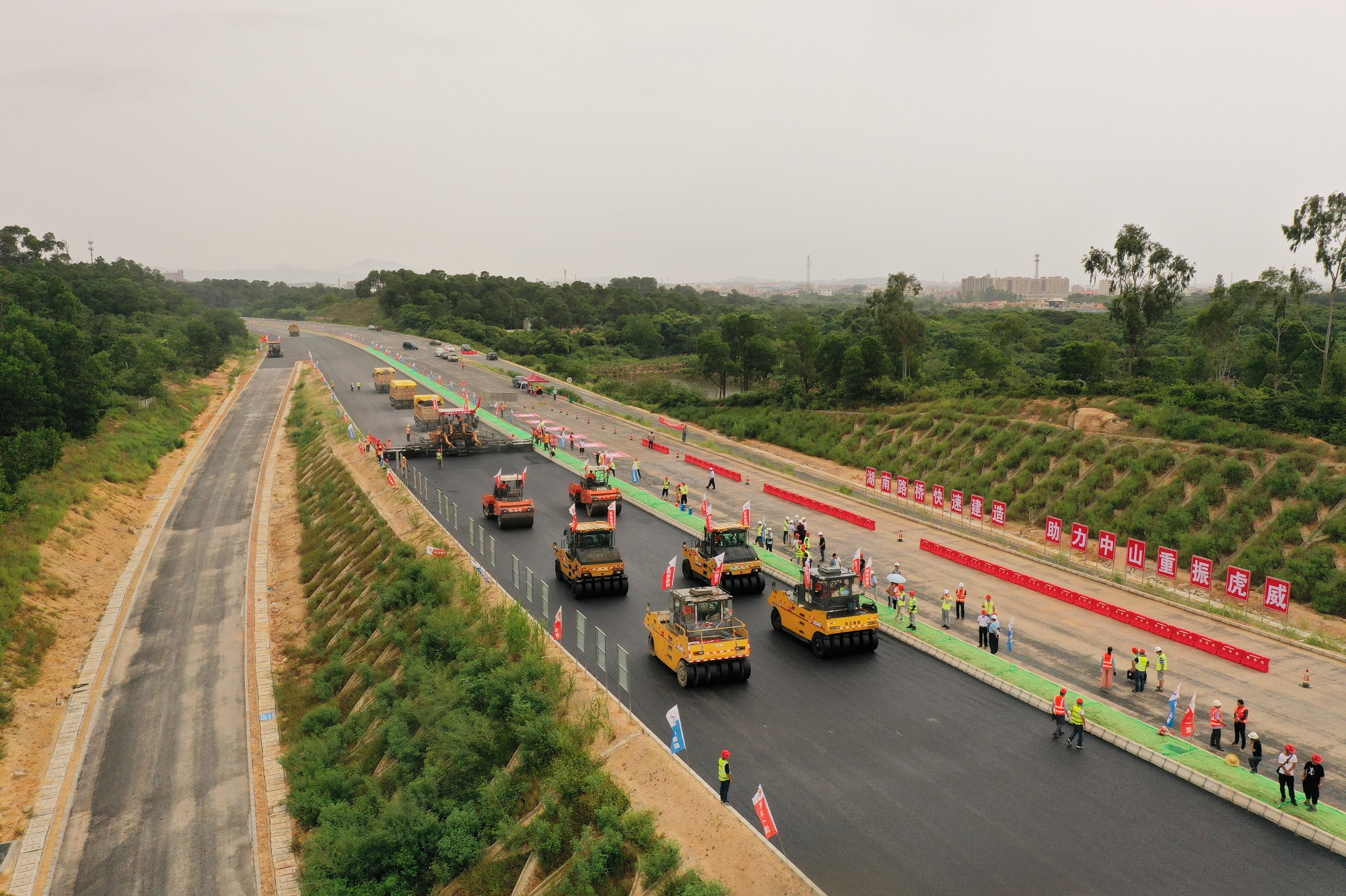 20200905 中山項(xiàng)目瀝青下面層試驗(yàn)路順利鋪筑 圖2_副本.jpg