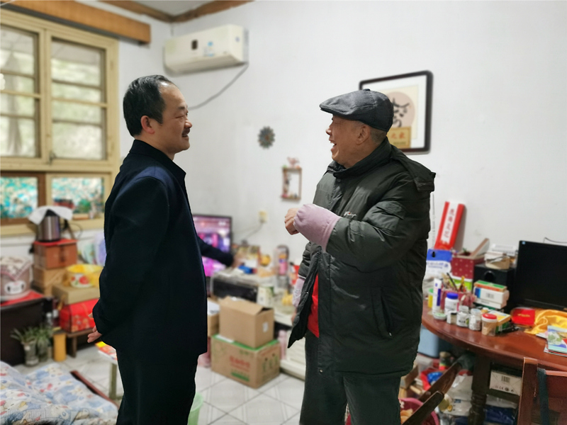 4、2月4日，湯向東慰問(wèn)老領(lǐng)導(dǎo)易文林_副本_副本.jpg