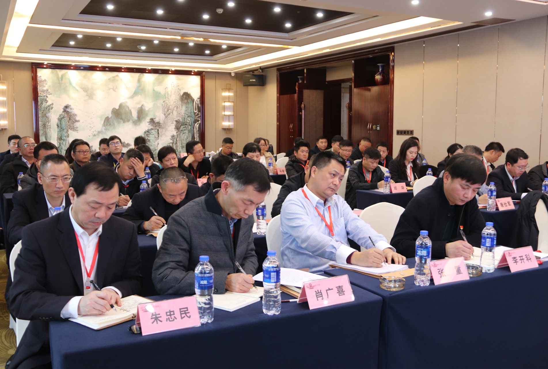 陳國初講黨史學(xué)習(xí)教育專題黨課_9768_副本 (1).jpg