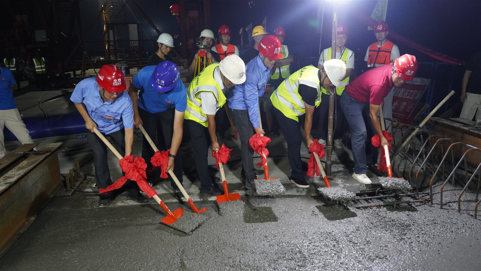 20211012302900.jpg 南陽(yáng)湘江特大橋合龍現(xiàn)場(chǎng)2_副本.jpg