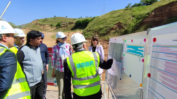 6 20220616 亞洲開(kāi)發(fā)銀行執(zhí)行董事考察塔吉克項(xiàng)目.jpg