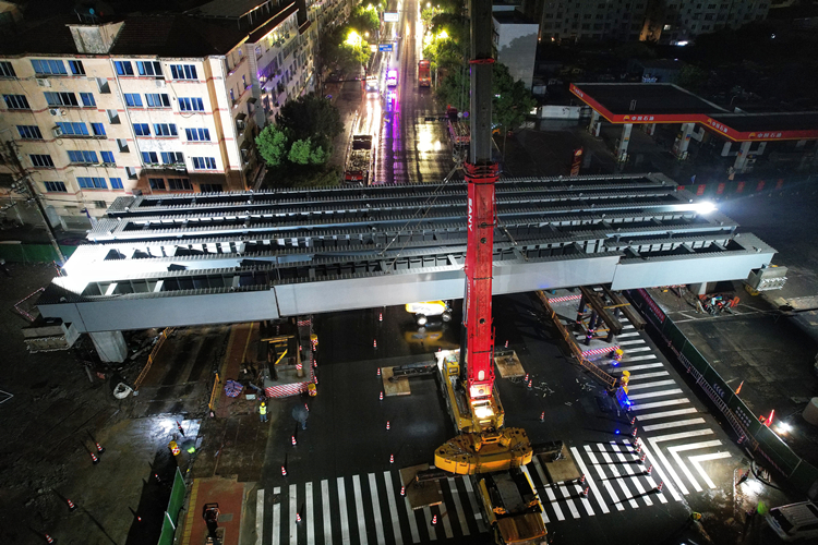 20221207101382.jpg 照片:新昌項(xiàng)目完成跨新昌大道鋼箱梁架設(shè).jpg