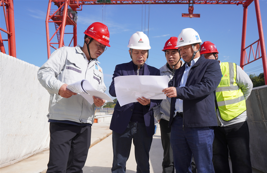 20251121100539.jpg 周強(qiáng)調(diào)研督導(dǎo)桃源樞紐二線(xiàn)橋梁項(xiàng)目建設(shè)_副本.jpg